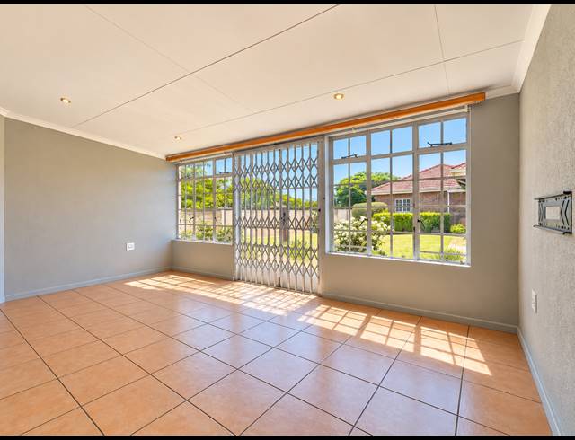 2 BEDROOM RETIREMENT UNIT FOR SALE IN THREE RIVERS EAST